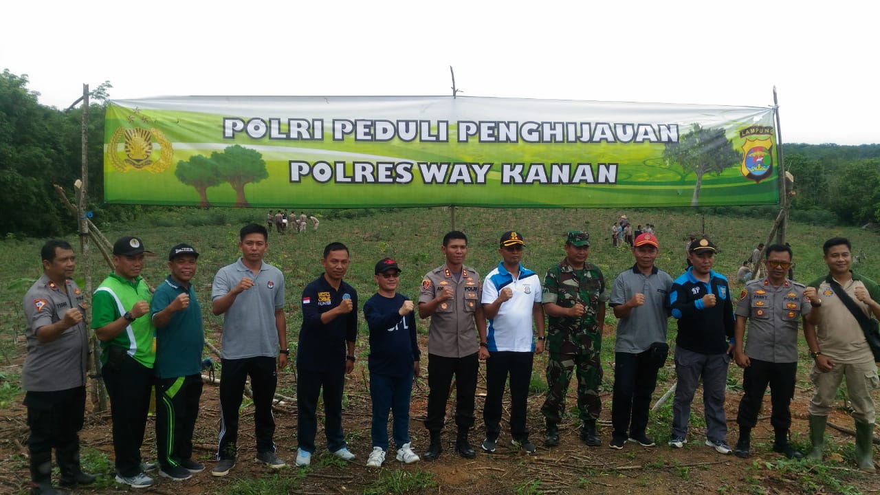 Penanaman Pohon di Lingkungan Markas, Asrama dan Tanah Polri Penanaman Pohon di Lingkungan Markas, Asrama dan Tanah Polri
